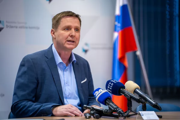 Ljubljana, DVK.Izjava Drzavne volilne komisije (DVK) o volilni udelezbi na referendumih do 16. ure.Direktor DVK Igor Zorcic.