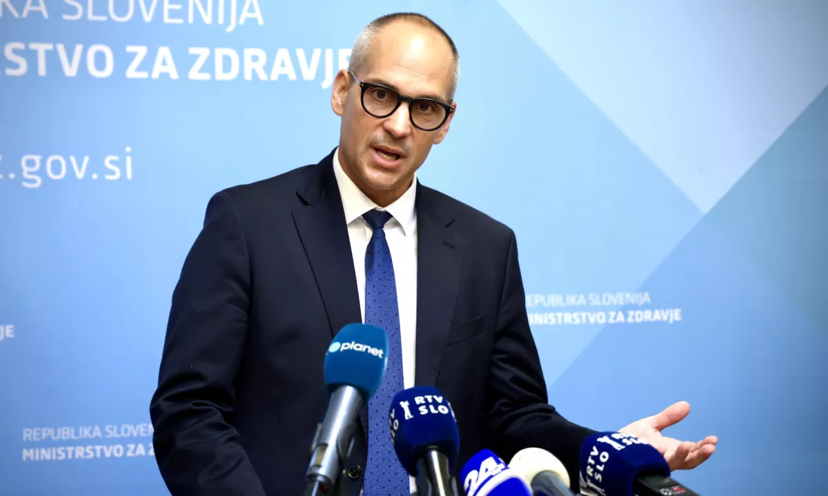 Minister Ostrc skriva, kdo so njegovi prišepetovalci