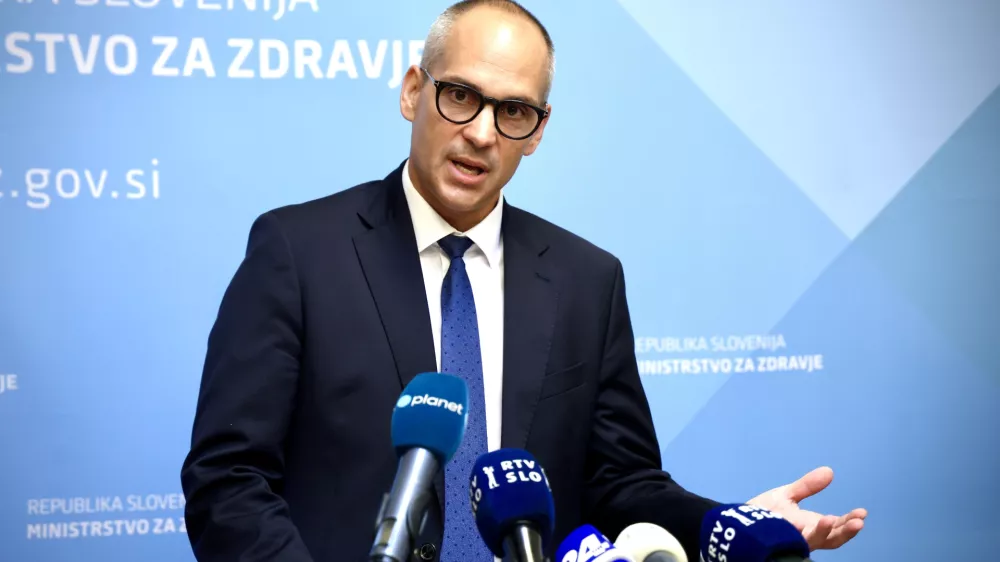 Minister Ostrc skriva, kdo so njegovi pri&scaron;epetovalci