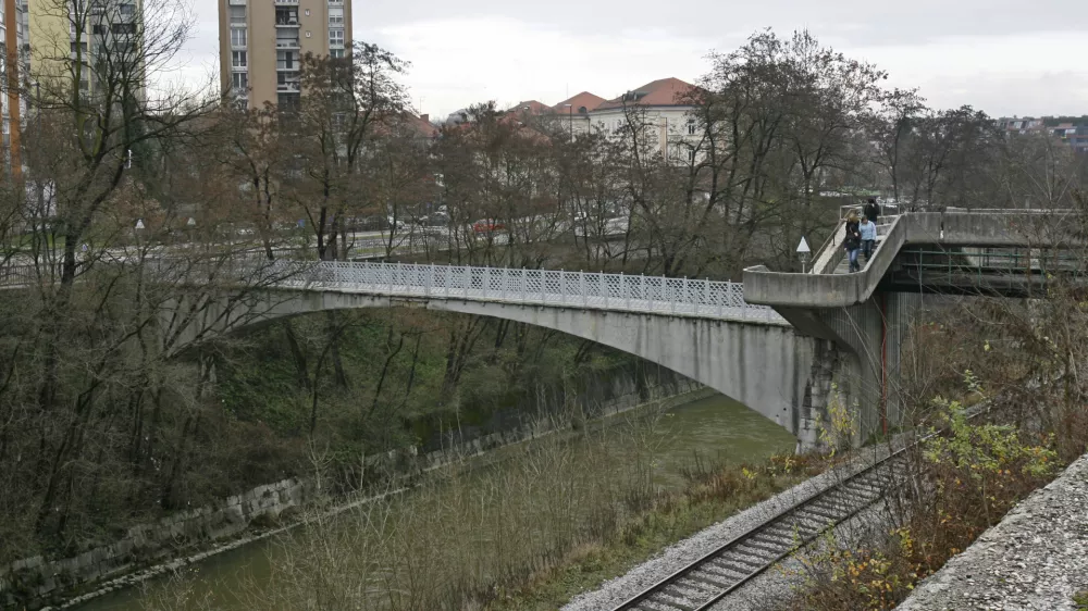 - Gruberjev prekop - betonska brv na Streli&scaron;ki ulici čez Ljubljanico - povezuje Ro&scaron;ka - Hradeckega ulica, //FOTO: Matej Pov&scaron;eOPOMBA: ZA OBJAVO V ČASOPISU DNEVNIK