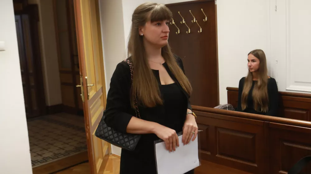 Sojenje zdravnici: za smrt maturantke je bila sprva osumljena tudi animatorka