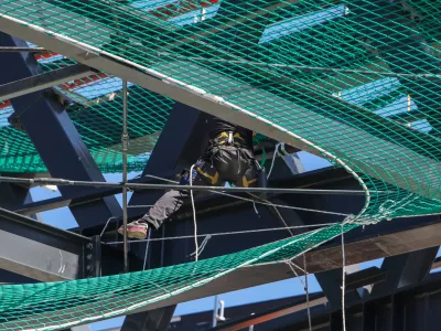 - Vi&scaron;inska dela, delavec na vi&scaron;ini,- 08.04.2026. - Gradbi&scaron;če novega potni&scaron;kega terminala v Ljubljani, gradbi&scaron;če nove železni&scaron;ke postaje v Ljubljani.//FOTO: Bojan Velikonja