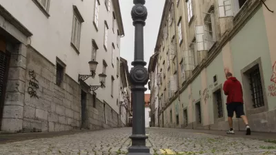 - Križevni&scaron;ka ulica- Prebivalci imajo onemogočen dostop do hi&scaron;e//FOTO: Klemen JekeOPOMBA: ZA OBJAVO V ČASOPISU DNEVNIK