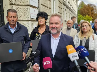 Maribor.Vlozitev kandidature kandidata Svobode za zupana Andreja Matvoza in list kandidatov za mestni svet z nosilko Davorko Pregl.Zupanski kandidat Andrej Matvoz.