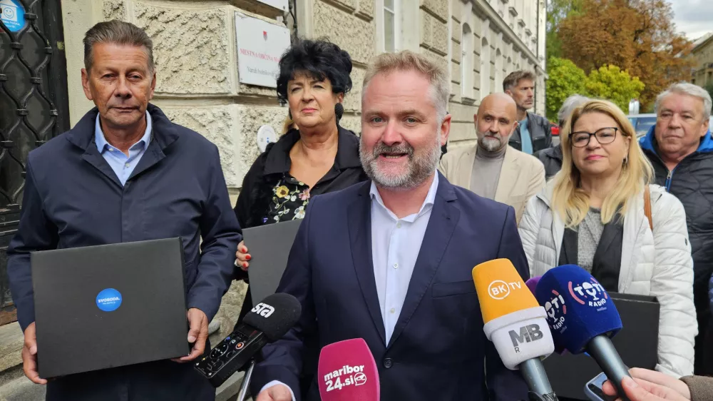 Maribor.Vlozitev kandidature kandidata Svobode za zupana Andreja Matvoza in list kandidatov za mestni svet z nosilko Davorko Pregl.Zupanski kandidat Andrej Matvoz.