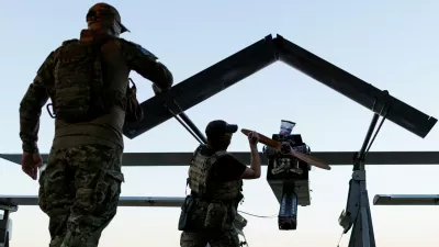 Service members of the 414th Separate Unmanned Strike Aviation System Brigade 'Magyar's Birds' of the Ukrainian Armed Forces write messages to Russians on an FP-1 deep-strike drone before it launches for a combat mission, amid Russia's attack on Ukraine, in an undisclosed location in Ukraine, in 2026. REUTERS/Valentyn Ogirenko  TPX IMAGES OF THE DAY / Foto: Valentyn Ogirenko