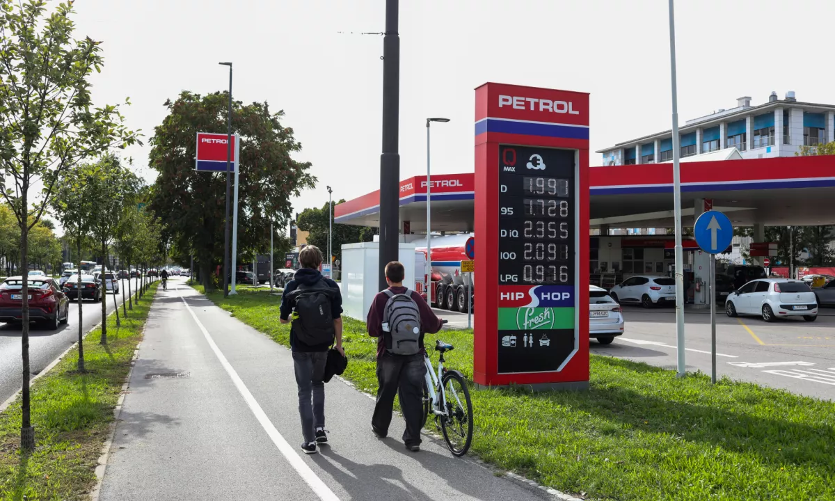 Janša drugič plačuje račun Petrolu