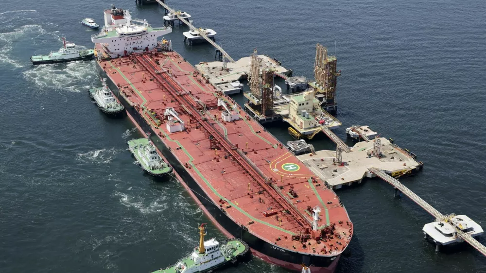 FILE PHOTO: A tanker carrying U.S. crude for Cosmo Oil arrives off Chiba, inside Tokyo Bay, Japan, after transiting the Panama Canal, April 26, 2026, in this photo taken by Kyodo. Mandatory credit Kyodo/via REUTERS ATTENTION EDITORS - THIS IMAGE HAS BEEN SUPPLIED BY A THIRD PARTY. MANDATORY CREDIT. JAPAN OUT. NO COMMERCIAL OR EDITORIAL SALES IN JAPAN./File Photo