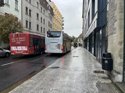 Turiste odložijo, potem pa kar čez pločnike in kolesarske steze