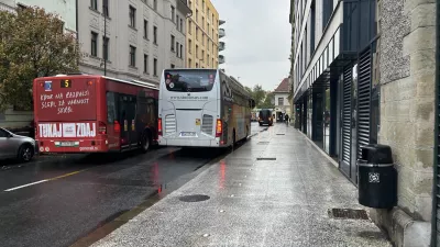 Turiste odložijo, potem pa kar čez pločnike in kolesarske steze