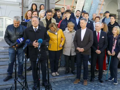 Zoran Jankovič13.10.2026 -- kandidat za župana Mestne občine Ljubljana Zoran Janković skupaj s članicami in člani Liste Zorana Jankovića vložil kandidature za župana, mestni svet Mestne občine Ljubljana in svete četrtnih skupnosti.Foto: Luka Cjuha​