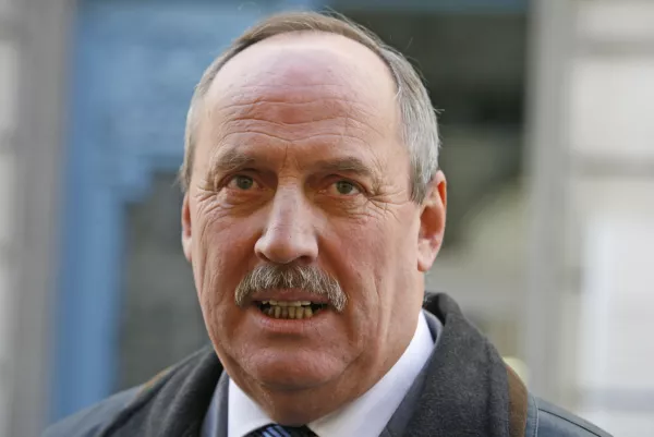 svetnik liste za čisto pitno vodo Mihael Jarc je v vloži&scaron;ču Mestne občine Ljubljana vložil pobudo volivcem za vložitev zahteve za razpis referenduma o delih prostorskega akta za gradnjo džamije ter zahtevo za razpis referenduma na katerem naj bi odločali o tem, ali naj ima ljubljanska džamija na Parmovi minaret ali ne.//FOTO: Luka CjuhaOPOMBA: ZA OBJAVO V ČASOPISU DNEVNIK