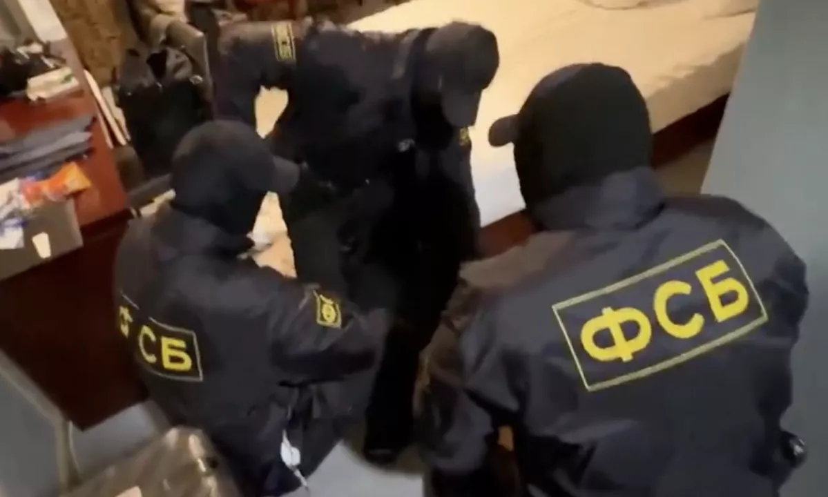 Vohunska drama v Rusiji: zamaskirani agenti fsb aretirali novinarja