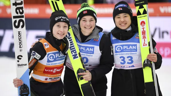 za pasico - From left, Slovenia's Nika Prevc, winner Silje Opseth from Norway and Japan's Yuki Ito celebrates after the second jump in the women's large hill competition at the Ski Jumping World Cup in Willingen, Germany, Sunday, Feb. 4, 2024. (Swen Pfoertner/dpa via AP)