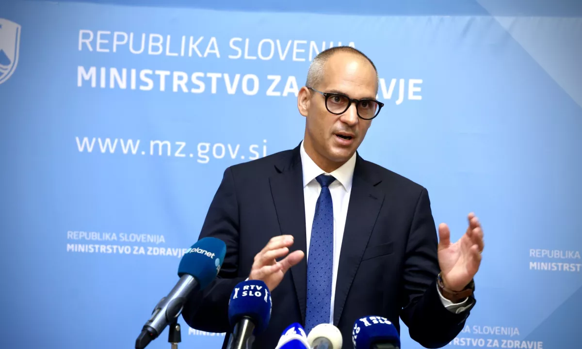 Kako je mogoče, da je minister prinesel dokument, o katerem je bil trdil, da ga nima?