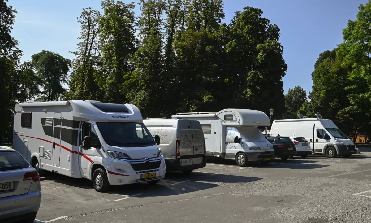 »Živimo v avtodomu, da bi odplačali dolgove in potovali. Stroški bivanja so bili previsoki«