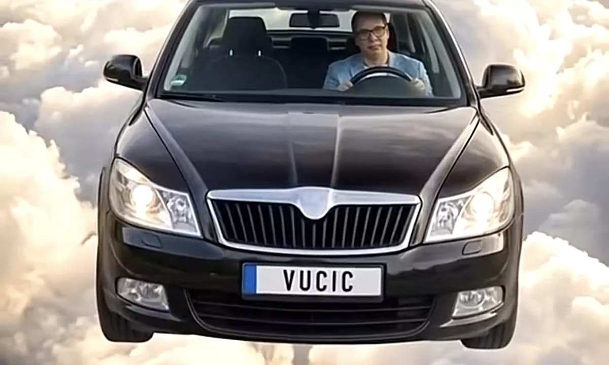 Vučić v najnovejšem spotu z avtom odletel med oblake