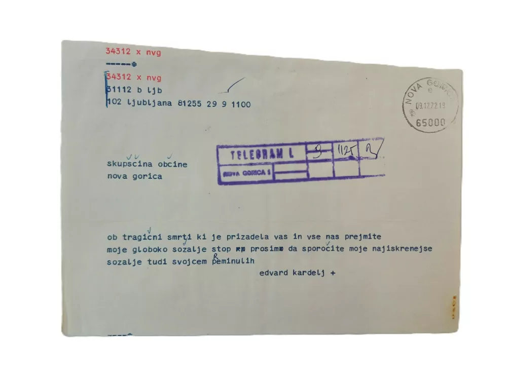 Knjiga Cesta, ki je postala spomenik, nesreča v Grgarskih Ravnah leta 1972, ko je 13 vojakov JLA ob eksploziji v nekdanji &scaron;oli izgubilo življenje / Foto: Nn