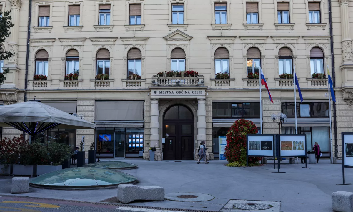 Arhitekt, pravnik, ekonomist in ključavničar v boj za županski stolček