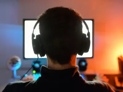 Young Man Playing A Video Game shoot from Behind / Foto: Jordachelr Getty Images