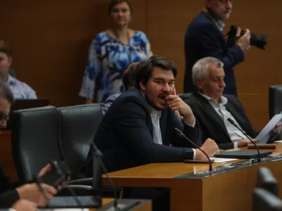- Luka Simonič, SDS,- 18.09.2026. - Izredna seja DZ RS, na kateri s obravnavali predlog zakona o začasnih ukrepih za učinkovitej&scaron;e izvajanje sistema dolgotrajne oskrbe.//FOTO: Bojan Velikonja