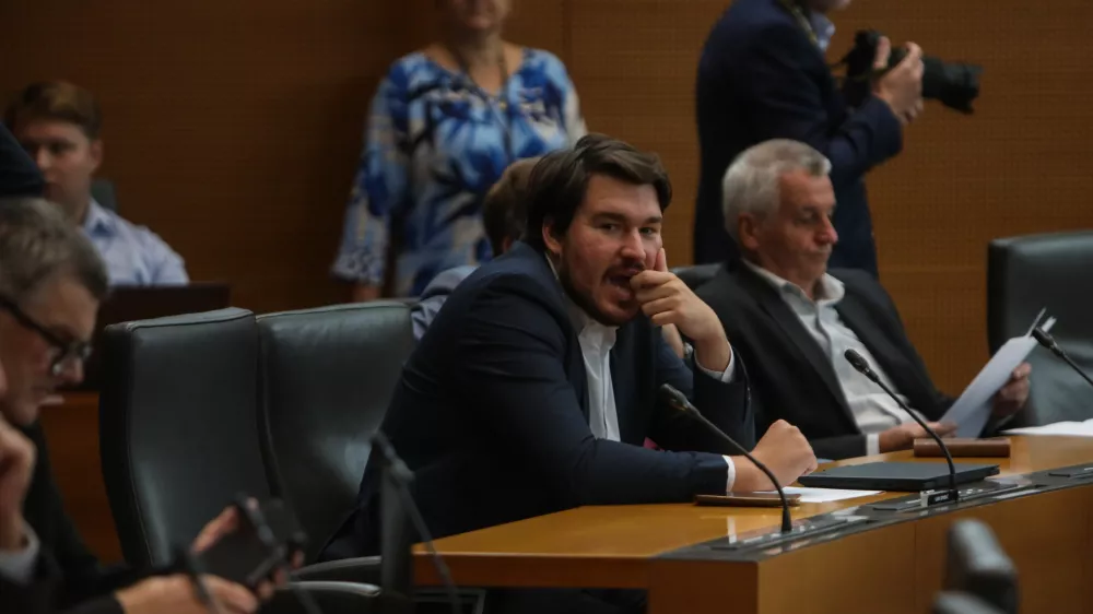 - Luka Simonič, SDS,- 18.09.2026. - Izredna seja DZ RS, na kateri s obravnavali predlog zakona o začasnih ukrepih za učinkovitej&scaron;e izvajanje sistema dolgotrajne oskrbe.//FOTO: Bojan Velikonja