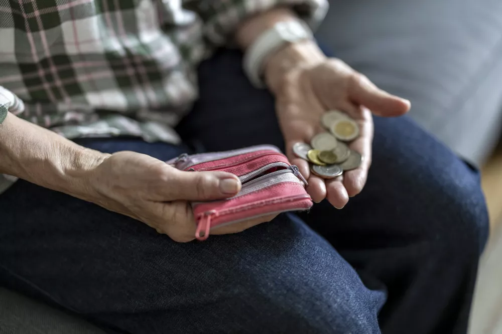 Razlike so bile opazne tudi med starostnimi skupinami, najtežje shajajo starej&scaron;i. / Foto: iStock