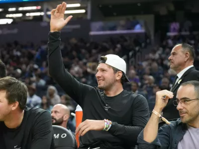 Los Angeles Lakers guard Luka Doncic, middle, gestures from the bench during the first half of an NBA preseason basketball game against the Golden State Warriors, Tuesday, Oct. 6, 2026, in San Francisco. (AP Photo/Jeff Chiu) / Foto: Jeff Chiu