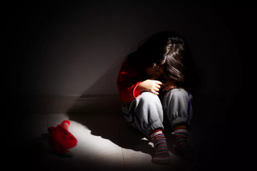young girl sitting down alone in the dark. / Foto: Giuda90