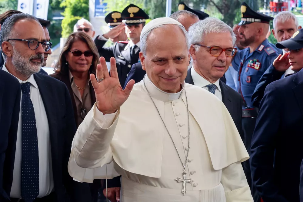 Pope Leo arrives at Gemelli Hospital ahead of the pontiff's surgery to remove a lung nodule, in Rome, Italy, October 13, 2026. REUTERS/Ciro de Luca   TPX IMAGES OF THE DAY / Foto: Ciro De Luca
