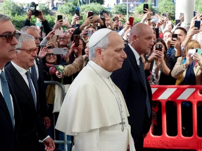 Pope Leo arrives at Gemelli Hospital ahead of the pontiff's surgery to remove a lung nodule, in Rome, Italy, October 13, 2026. REUTERS/Ciro de Luca   TPX IMAGES OF THE DAY / Foto: Ciro De Luca
