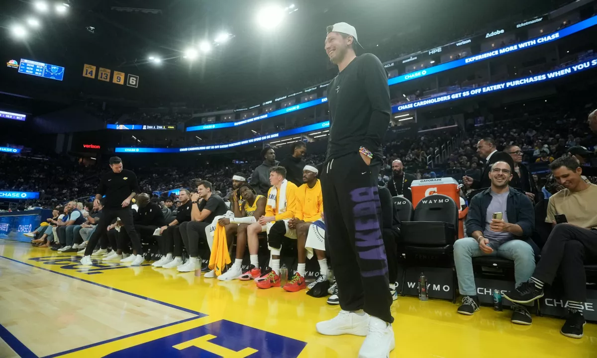 Dončić s klopi spremljal kaos in debi lakersov