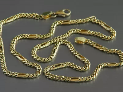 Gold chain on the aluminium background / Foto: A_pobedimskiy