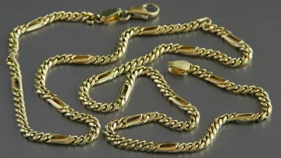 Gold chain on the aluminium background / Foto: A_pobedimskiy