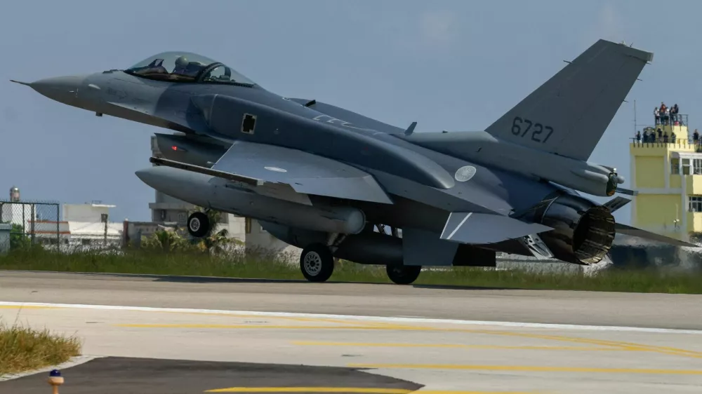 FILE PHOTO: A Lockheed Martin F-16V fighter jet lands at Taitung's Chihhang Air Base in Taitung, Taiwan, October 2, 2026. REUTERS/Ann Wang/File Photo
