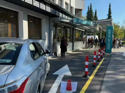 Pomembna pridobitev prenovljene Lekarne Soča je tudi dodatno drive-in izdajno mesto. Foto: Vesna Levičnik