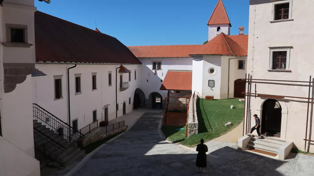 Grad Turjak odprli prezgodaj? Obiskovalci naleteli na zaklenjene prostore