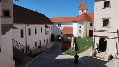 Grad Turjak odprli prezgodaj? Obiskovalci naleteli na zaklenjene prostore