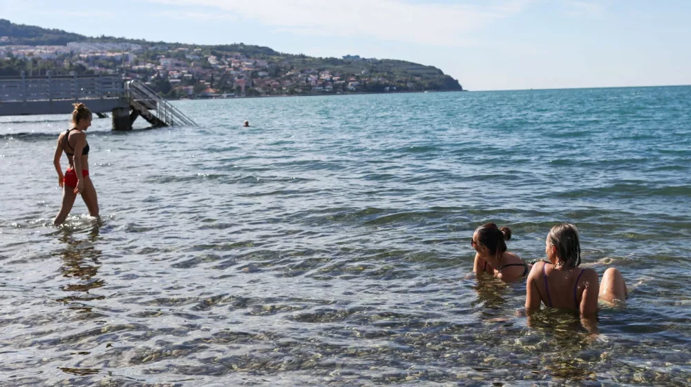 14.10.2026. kopanje v kopru sredi oktobra. Voda naj bi imela 22 stopinj. Koper mestna plaža.