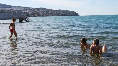 14.10.2026. kopanje v kopru sredi oktobra. Voda naj bi imela 22 stopinj. Koper mestna plaža.