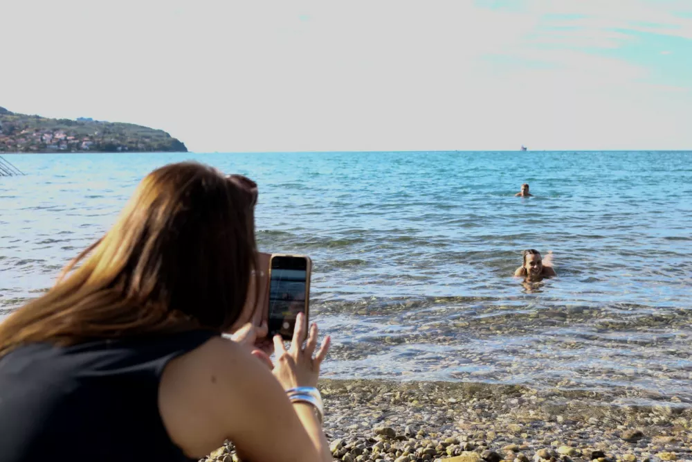 14.10.2026. kopanje v kopru sredi oktobra. Voda naj bi imela 22 stopinj. Koper mestna plaža.