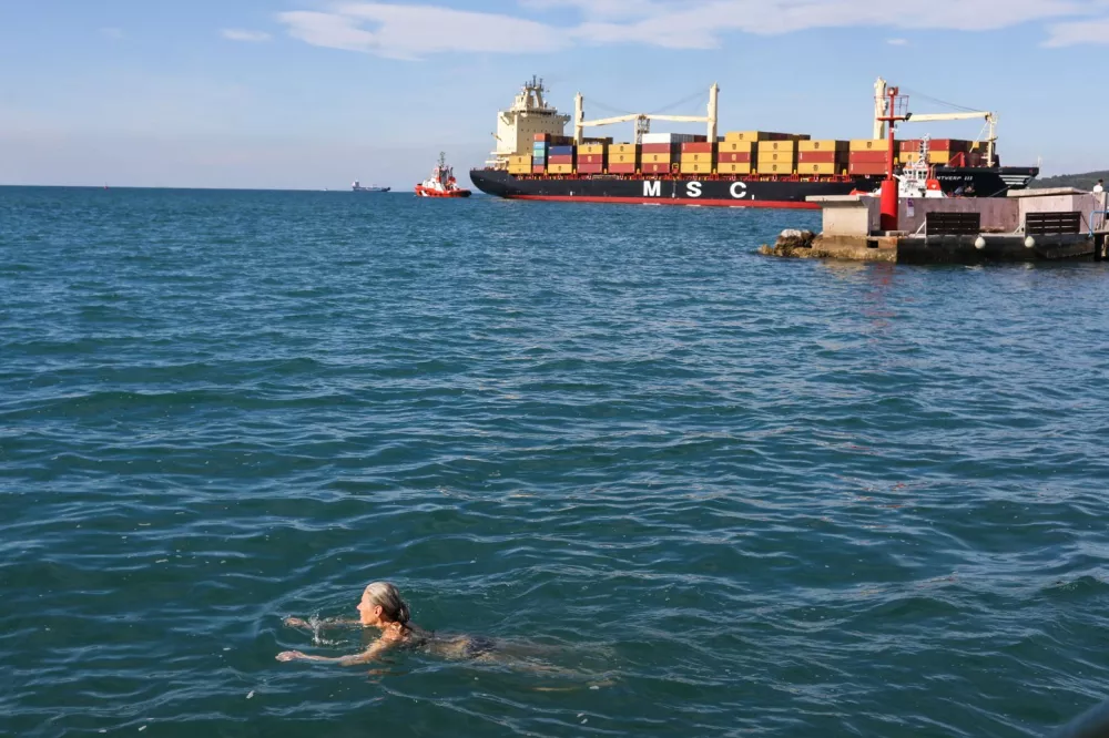 14.10.2026. kopanje v kopru sredi oktobra. Voda naj bi imela 22 stopinj. Koper mestna plaža.