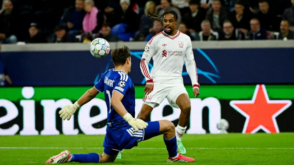 Soccer Football - UEFA Champions League - LASK v Liverpool - Raiffeisen Arena, Linz, Austria - October 14, 2026 Liverpool's Bradley Barcola in action with LASK's Lukas Jungwirth as he shoots at goal REUTERS/Elisabeth Mandl