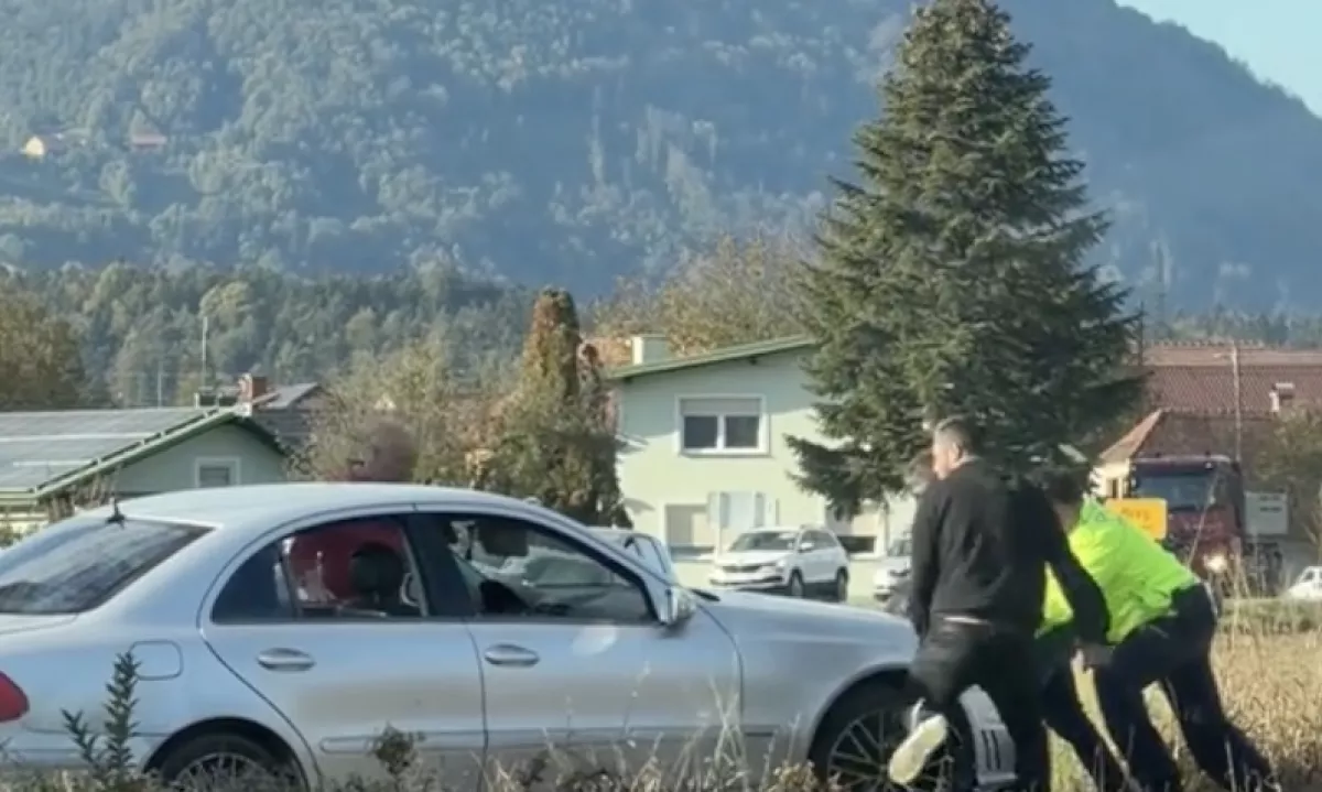 (VIDEO) Kako je avto pristal na tirih in zaprl pot vlaku Slovenskih železnic