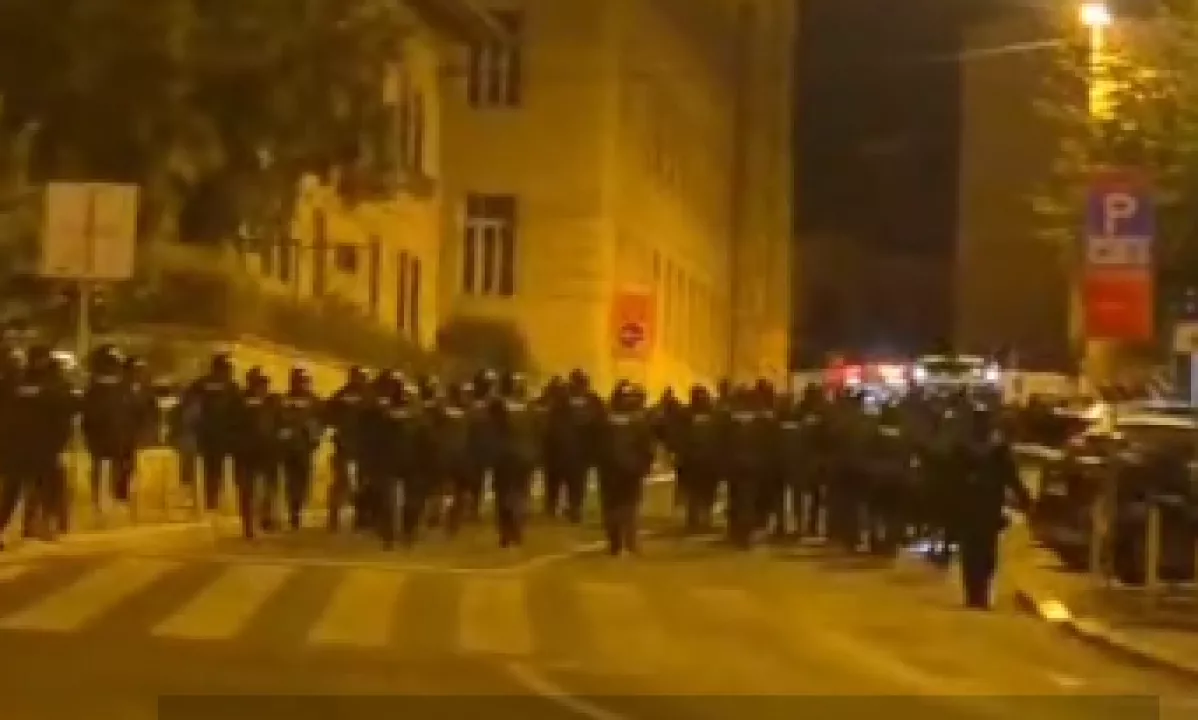 Bakle, policija in napeto ozračje: več sto navijačev v Splitu na robu spopada, poškodovali dva Nizozemca