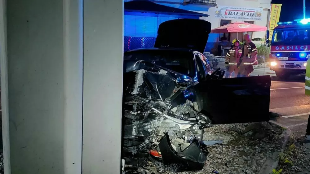 Zaradi prevelike hitrosti je z avtom trčil v betonski steber.