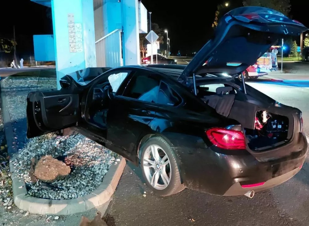 Zaradi prevelike hitrosti je z avtom trčil v betonski steber.