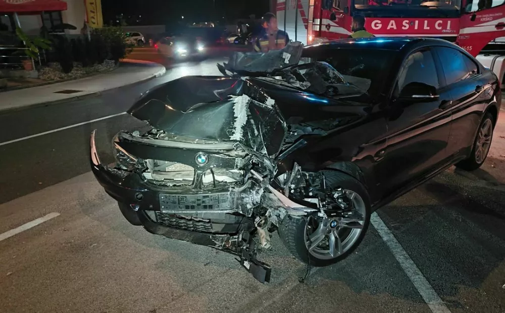 Zaradi prevelike hitrosti je z avtom trčil v betonski steber.