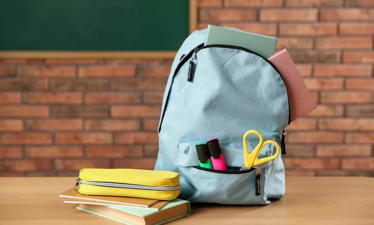 Profesor kemije osumljen, da je študentki uriniral na nahrbtnik