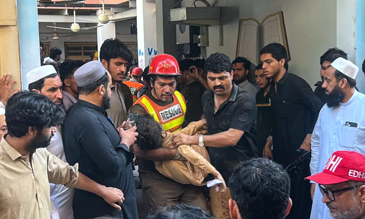 V Pakistanu se je zrušila streha šole: umrlo najmanj 28 ljudi, med njimi 27 otrok
